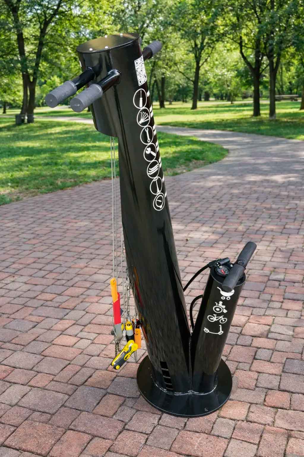 Estación de reparación de bicicletas color negro con doble soporte