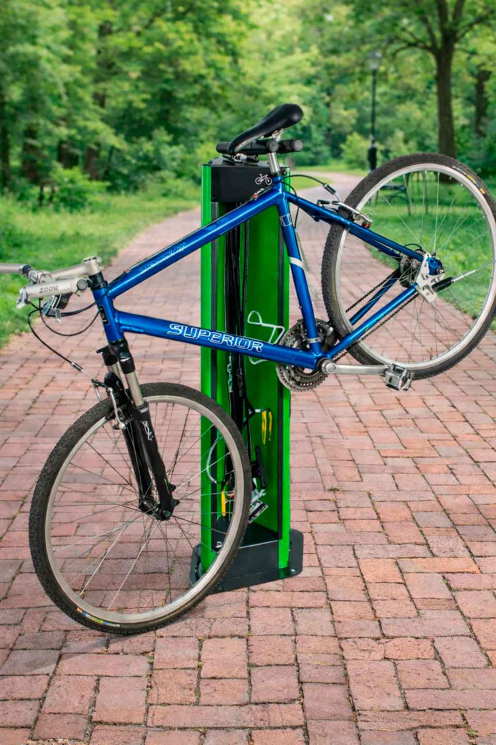 Columna de reparación de bicicletas con hinchador colgante