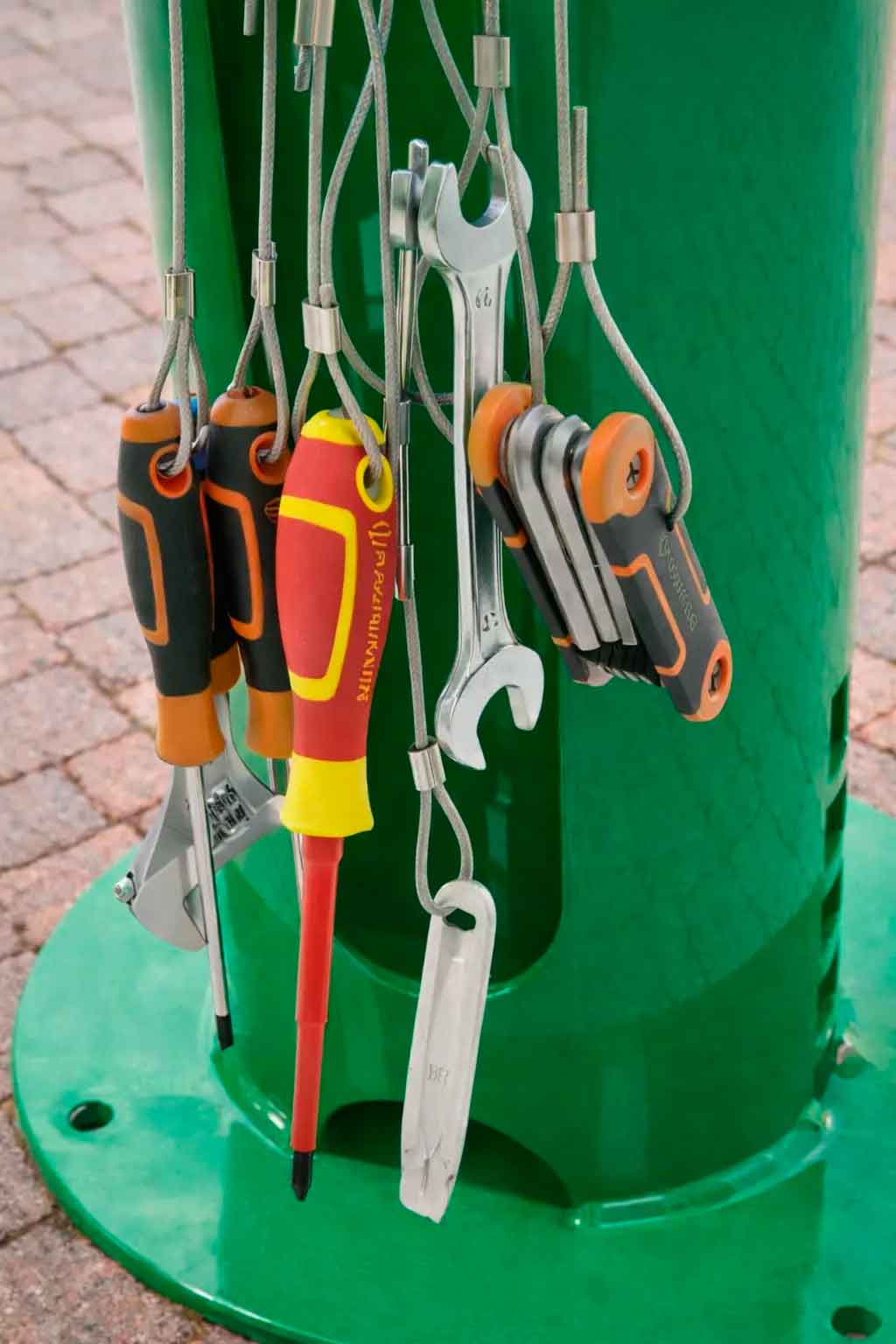 Detalle de herramientas antirrobo en estación de mantenimiento