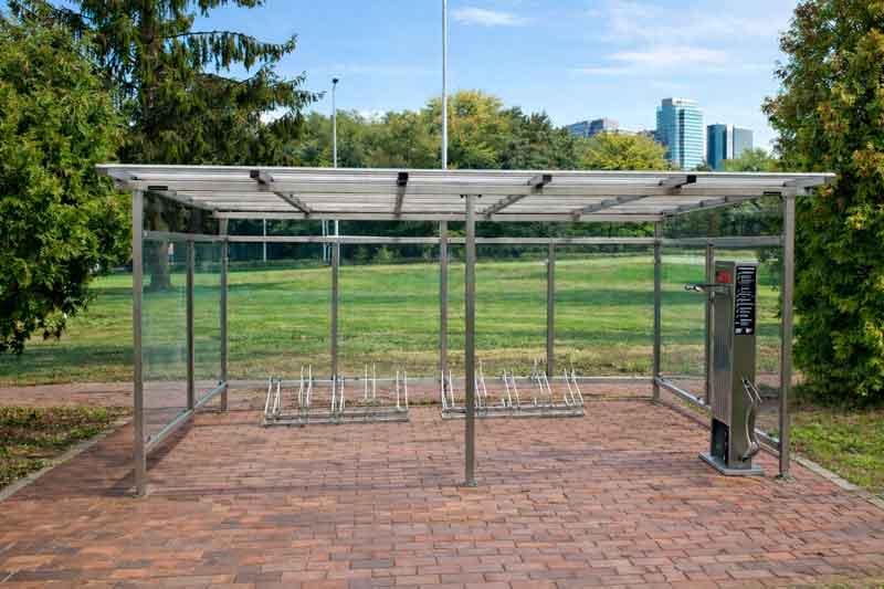 Marquesina exterior para bicicletas con estructura metálica y estación de mantenimiento integrada